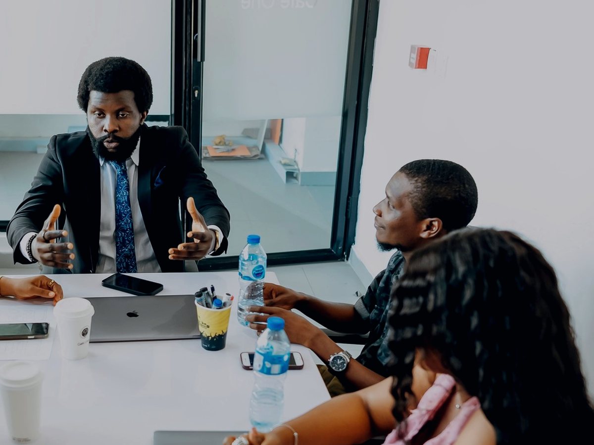 A Teimetra consultant leading a strategic discussion in a client boardroom